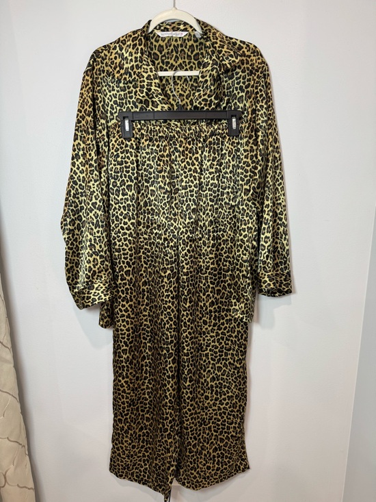 Victoria's Secret Other - Victoria's Secret Women's Leopard Print Pajama Set Size M Top& Pants 2 Piece